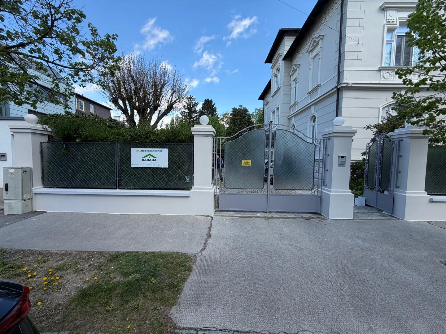 Sanierte Einfriedung mit Toranlage vor einer Villa