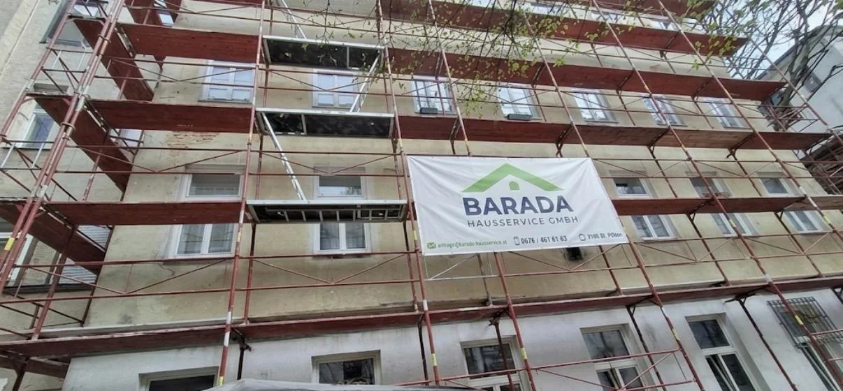Eingerüstete Fassade mit Barada Baustellenbanner