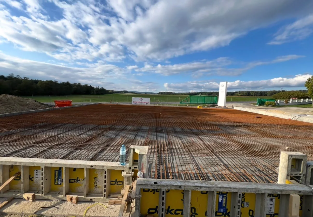 Bewehrte Bodenplatte vor der Betonage auf einer Barada Baustelle