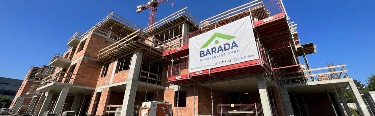 Rohbau mit Gerüst, Baukran und Barada Baustellenbanner