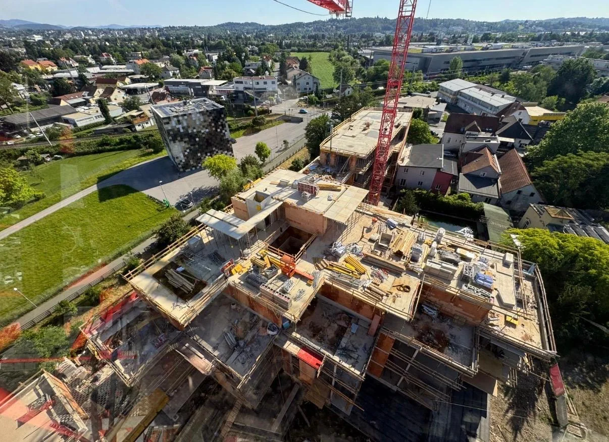 Luftaufnahme einer Rohbaustelle mit Baukran und Deckenschalung