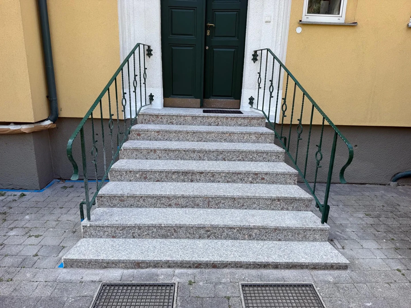 Renovierte Außentreppe mit erneuerten Stufen und Podest